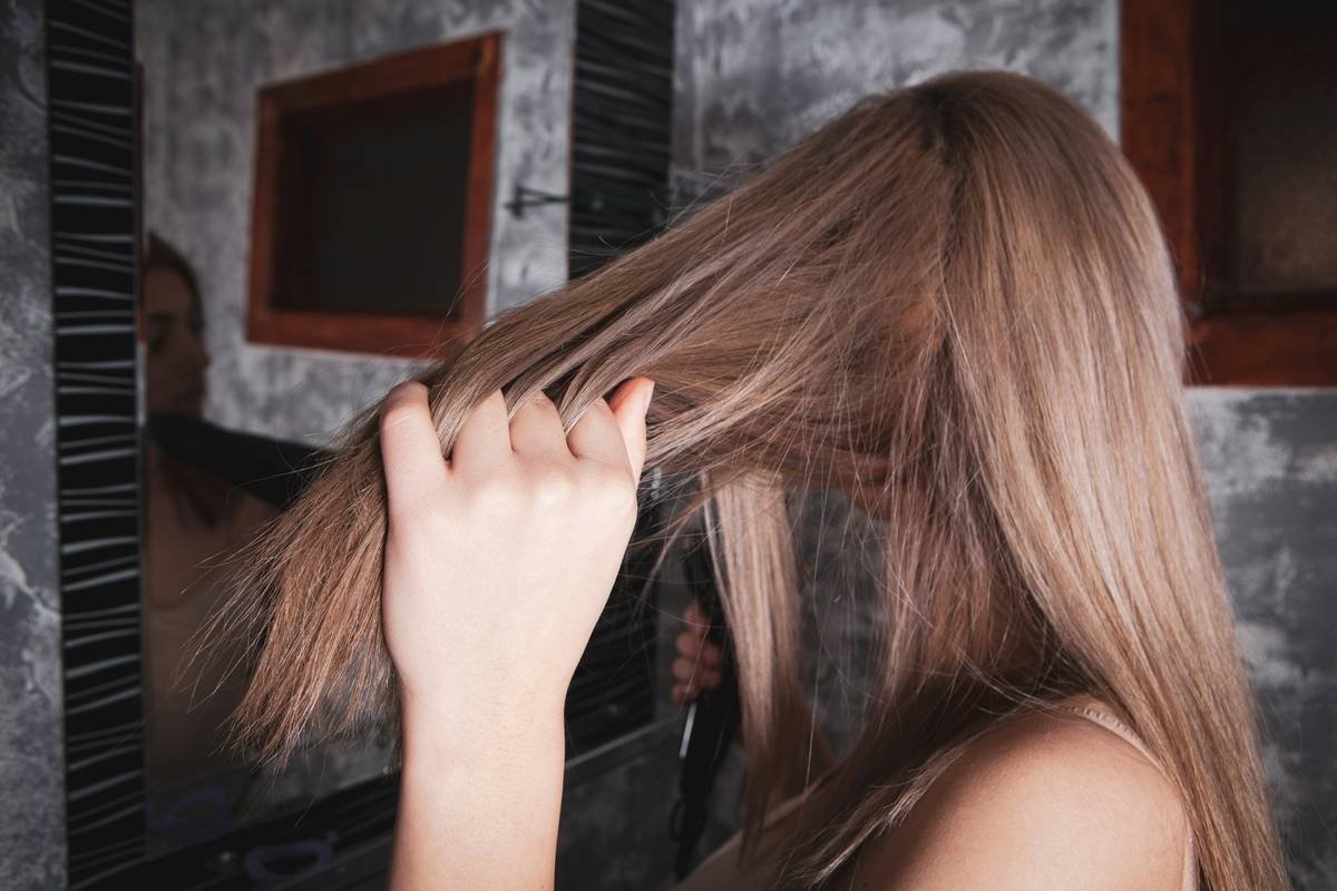 Side-by-side photo: left shows dry, frizzy, split-end hair; right shows smooth, shiny, intact strands after 4 weeks of targeted hair recovery treatment